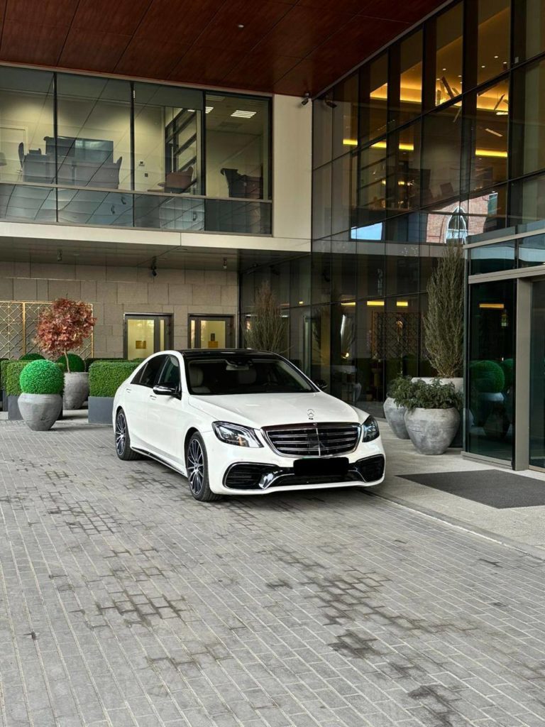 Mercedes S-Class W222 с водителем